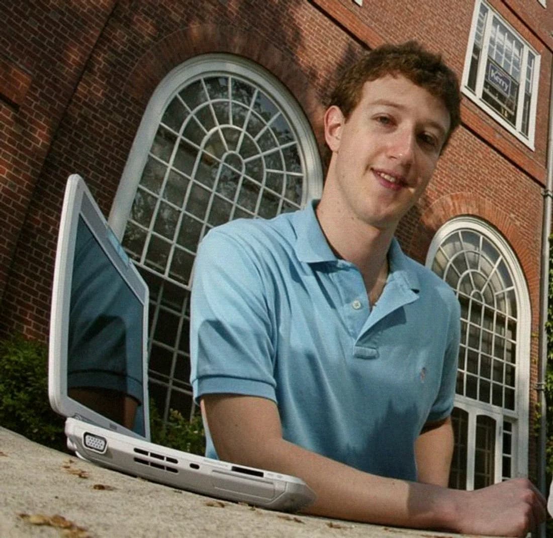 Mark Zuckerberg ad Harvard nel 2004, col portatile aperto davanti
