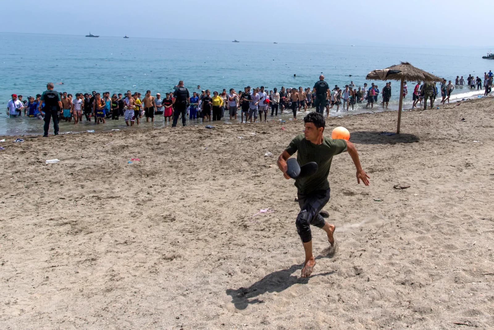 Perché così tante persone sono arrivate a Ceuta quasi nello stesso momento?